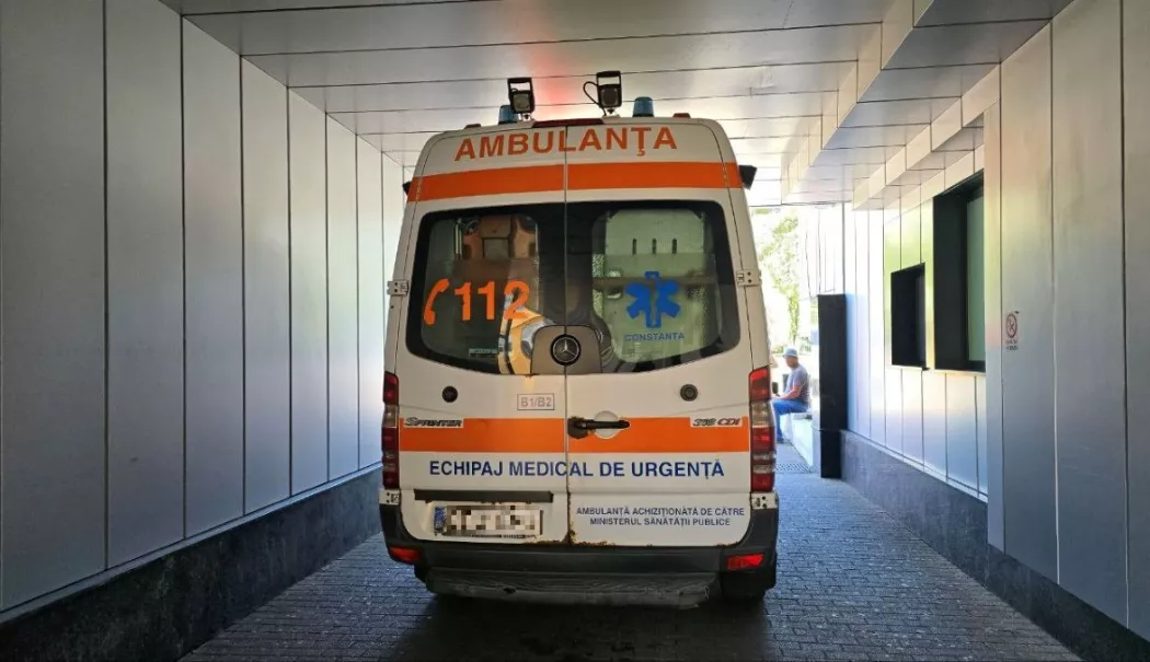 Un pieton a fost lovit de un autoturism la Casa de Cultură - ambulanta-bun-1772461664.webp