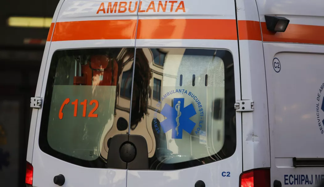 Un bebeluș născut prematur a murit pentru că ambulanța a rămas împotmolită în noroi - ambulanta-impotmolita-1773044509.webp
