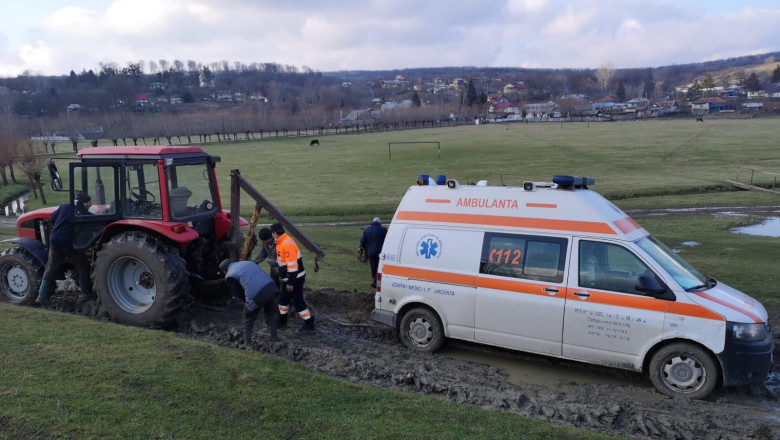 Salvarea nu a mai ajuns la timp. Ambulanță scoasă cu tractorul, pacientul era deja mort - ambulanta-noroi-1771933599.webp