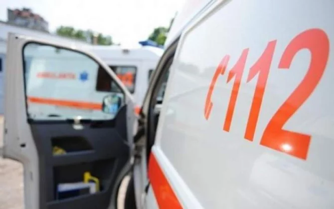 Fetiță de 10 ani, lovită de mașină, la Eforie Nord - ambulanta00173800-1564818797.jpg