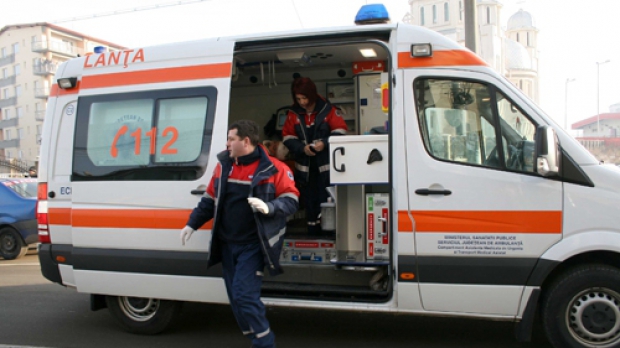O fetiță de șapte ani a ajuns la spital plină de vânătăi pe tot corpul - ambulanta03316700-1322657734.jpg