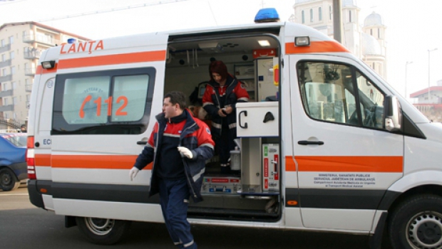Bebeluș mușcat de câine, găsit mort în casă - ambulanta13249356146481810013572-1359616758.jpg