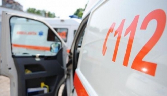 Copil de 12 ani în stare gravă, după ce s-a electrocutat și a căzut de la aproape 7 metri - ambulanta14889532641499431505-1508412884.jpg