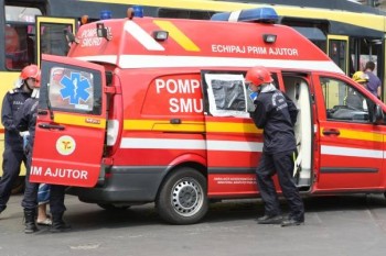 I-a tăiat gâtul fostei iubite, în timp ce aceasta vorbea la telefon cu actualul prieten! - ambulanta1df6d7c332e-1352645941.jpg