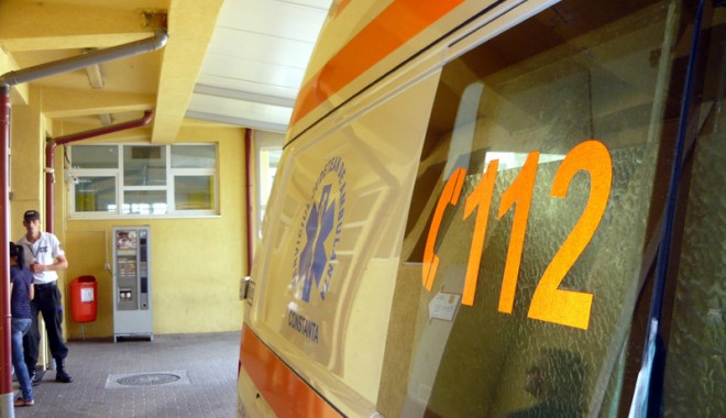 Adolescentă moartă în casă. Mama ei, cu venele tăiate - ambulanta2-1386176432.jpg