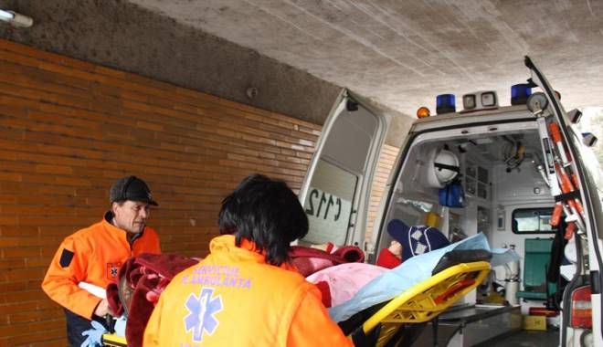 20 de elevi, la spital cu grețuri și vărsături - ambulanta2-1457697185.jpg