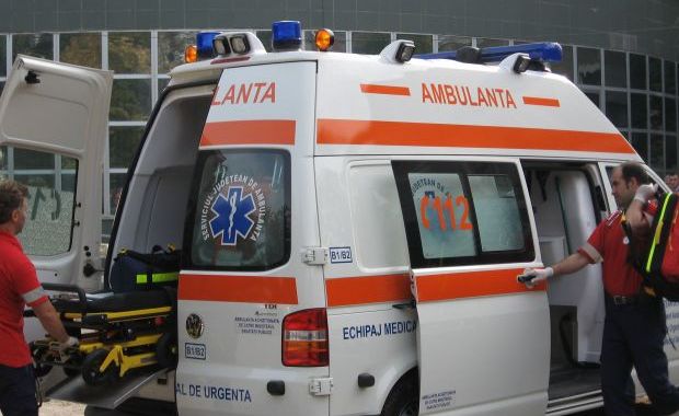 O femeie cu arsuri grave, fără loc în spital - ambulanta20-1517483027.jpg