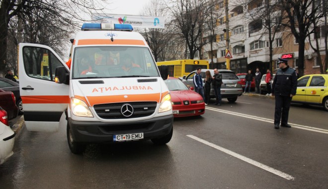 Accident rutier GRAV în Năvodari. Un COPIL de TREI ANI se zbate între viață și moarte - ambulanta3-1382019314.jpg
