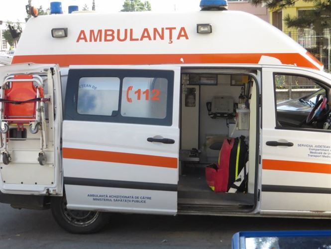 Mașină răsturnată în stațiunea Olimp. Un bărbat a ajuns la spital - ambulanta31-1751441858.jpg
