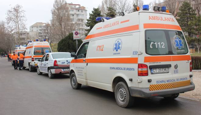 Femeie de 40 de ani, la spital după ce a traversat prin spatele mașinii - ambulanta4-1421856905.jpg