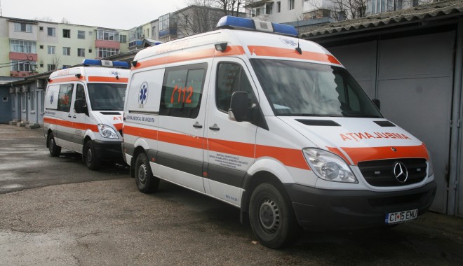 Lovit pe trecerea de pietoni din fața Primăriei din Castelu - ambulanta5-1335513202.jpg