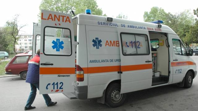 Cinci tineri au ajuns la spital după ce mașina în care se aflau s-a răsturnat - ambulanta59224600-1350740895.jpg