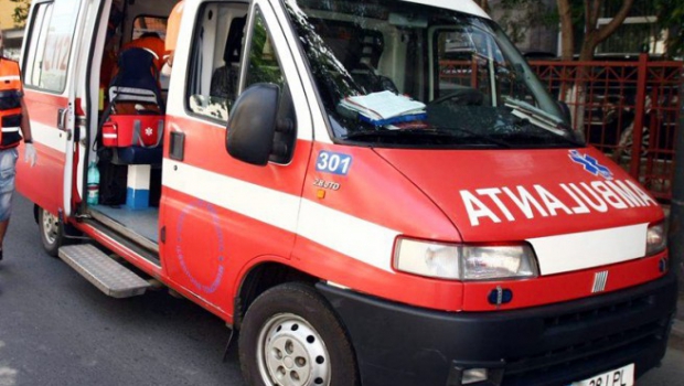 Un tânăr s-a spânzurat cu șiretul de la adidas - ambulanta77630500-1357486369.jpg