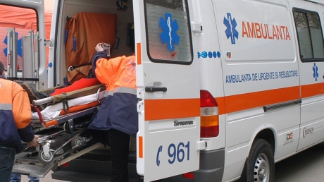 A intrat cu mașina-n stâlp, pe bulevardul Aurel Vlaicu - ambulanta82069800-1323956543.jpg