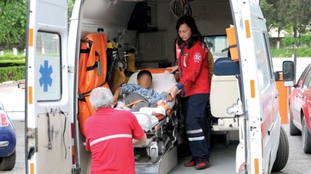 Copil de opt ani în comă, după ce o mașină s-a răsturnat - ambulanta88139300-1535372307.jpg