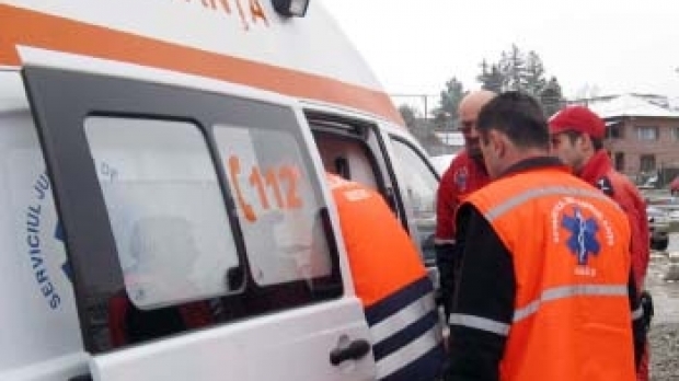 O GRAVIDĂ A CĂZUT DE LA ETAJ. Femeia era sechestrată de iubit - ambulanta90686300-1499006364.jpg