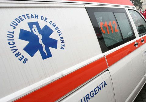 Fată de 14 ani, LOVITĂ PE TRECEREA DE PIETONI la Constanța - ambulantaaccident-1545118831.jpg