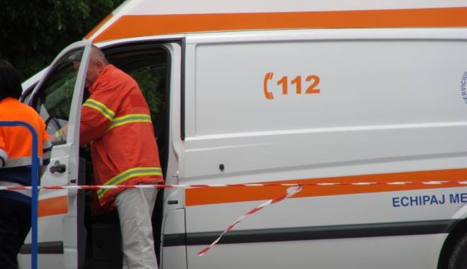 O refugiată de 18 ani a încercat să se sinucidă, în țara noastră - ambulantacupacientlovitaintroint-1441792783.jpg