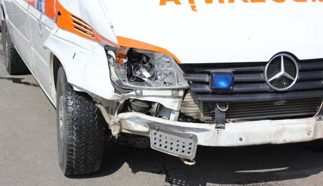 Ambulanță implicată într-un accident rutier. O asistentă, la spital - ambulantaimplicatainaccidentruti-1386845776.jpg