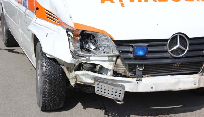 Ambulanță implicată într-un accident rutier. O asistentă, la spital - ambulantaimplicatainaccidentruti-1386869576.jpg