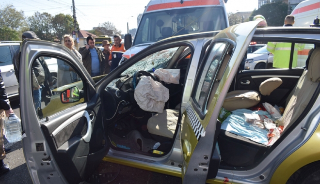 Ambulanță în misiune, făcută praf de un taxi. Patru persoane au fost rănite grav - ambulantainmisiune2-1509031068.jpg