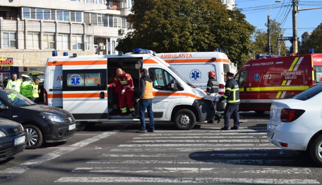 Ambulanță în misiune, făcută praf de un taxi. Patru persoane au fost rănite grav - ambulantainmisiune5-1509031091.jpg