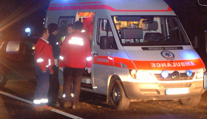 Un șofer beat s-a răsturnat cu mașina - ambulantanoaptea-1331801198.jpg