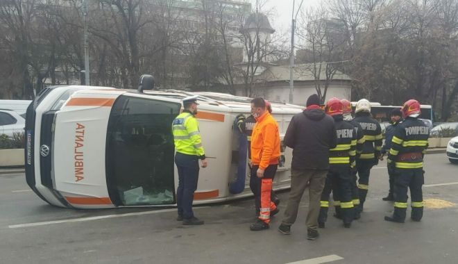 O ambulanță care transporta o femeie însărcinată s-a răsturnat în urma unui accident - ambulantarasturnatae167732162079-1683453994.jpeg