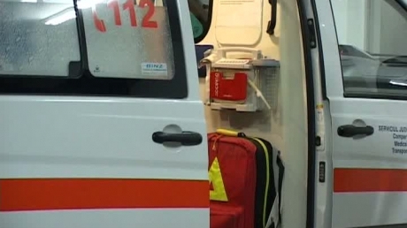 Un Audi a lovit un pieton la Valu lui Traian - ambulantartv53090400-1321863523.jpg