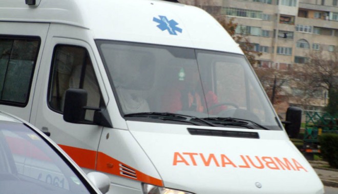 Ambulanță implicată  într-un grav accident rutier - ambulantasalvaregf-1311264128.jpg