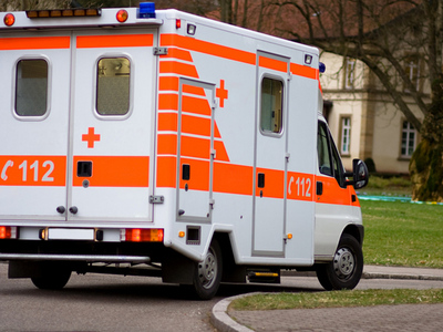 Român mort în Franța, în urma unei intervenții a poliției - ambulantashutterstock-1357223946.jpg