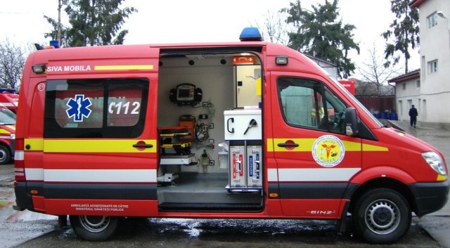 Foto - Impact devastator în trafic. Un autotren s-a răsturnat după un accident soldat cu o victimă