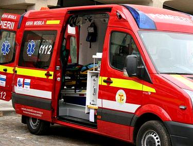 Pieton lovit de mașină, după ce a traversat pe lângă zebră - ambulantatim-1575111999.jpg