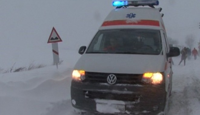 Fetiță cu arsuri pe corp, transportată la spital cu un ATV din cauza troienelor - ambulantazapada4485x388-1355820646.jpg