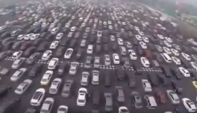Video incredibil! Cum arată un AMBUTEIAJ pe o autostradă cu 50 de benzi, din China - ambuteiaj02-1444321532.jpg