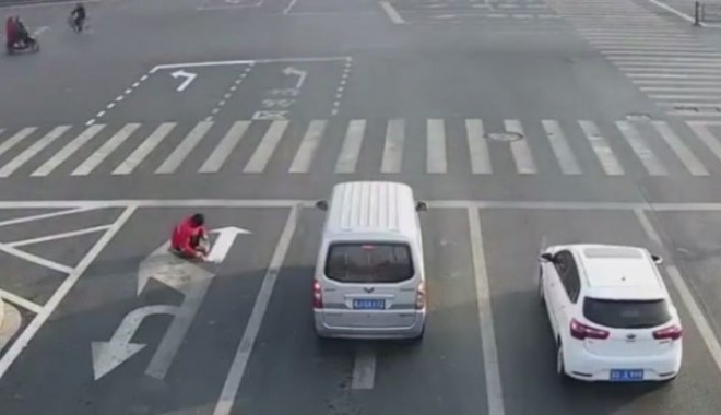 CURAJ NEBUN! Pentru că s-a săturat să stea în ambuteiaj, un bărbat și-a desenat propriul marcaj pe șosea - ambuteiaj58566700-1512125862.jpg