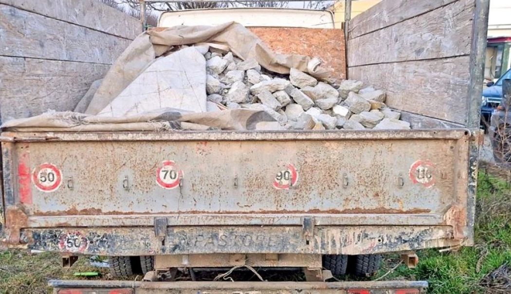 Amenda uriașă pentru aruncarea deșeurilor de construcții pe câmp. Șoferul a rămas și fără autoutilitară - amenda-deseuri-camp-1739362776.jpg