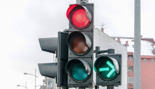 Amendă pentru cei care nu respectă semaforul verde intermitent. Regula pe care puțini șoferi o știu