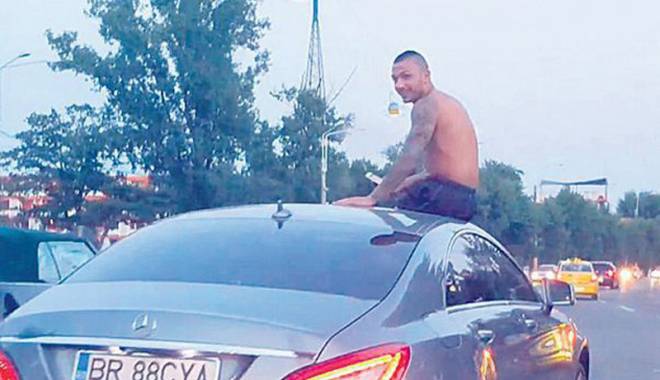 Amendat după ce s-a plimbat  pe capota mașinii prin Mamaia - amendatdupacesaplimbatpecapota-1437414423.jpg