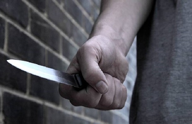 Amenințare cu cuțitul și sechestrare. Tânărul care a terorizat-o pe fosta iubită rămâne în arest - amenintare-cutit-1771691002.webp