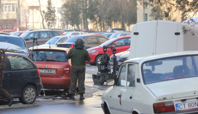 Polițiștii vizionează camerele video  din zona Casei de Cultură - amenintarecubomba21-1359650108.jpg