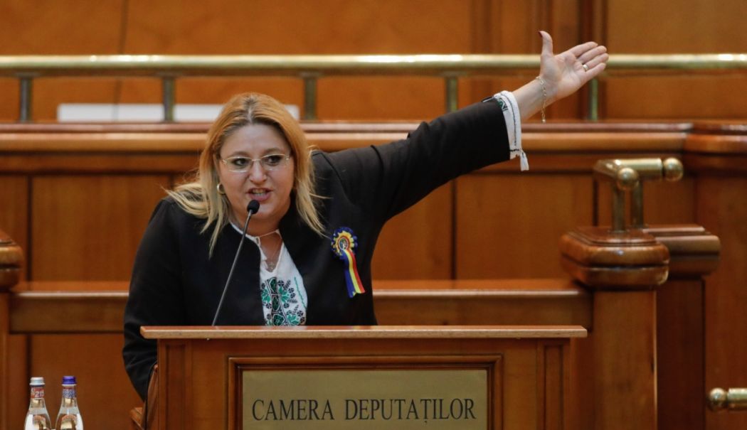 Șoșoacă amenință că “zboară creierii” polițiștilor cu o armă. Poliția Capitalei s-a autosesizat - amenintari-sosoaca-1734263812.jpg