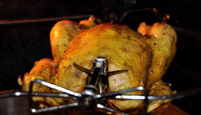AUCHAN-ul din Maritimo a băgat 18 persoane în spital. Carne expirată și stricată, gătită și vândută în raionul de Gastronomie. OPC a închis locul și a dat amenzi - amenzi-1451147804.jpg