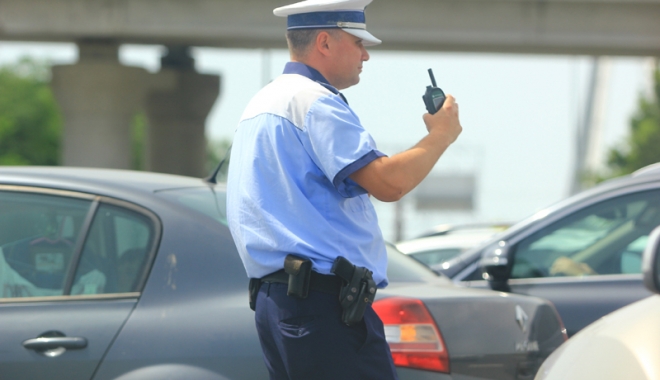 Polițiștii de la Rutieră,  în misiune. Amenzi drastice pentru șoferii certați cu legea - amenzirutiera-1501416994.jpg