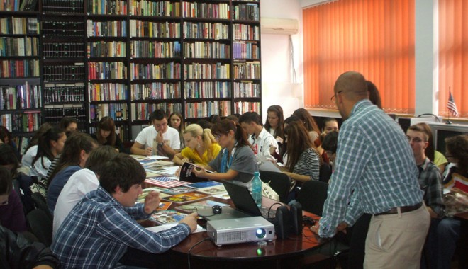 Americanii le-au vorbit studenților despre Bacilul Koch - americancorner-1350220346.jpg