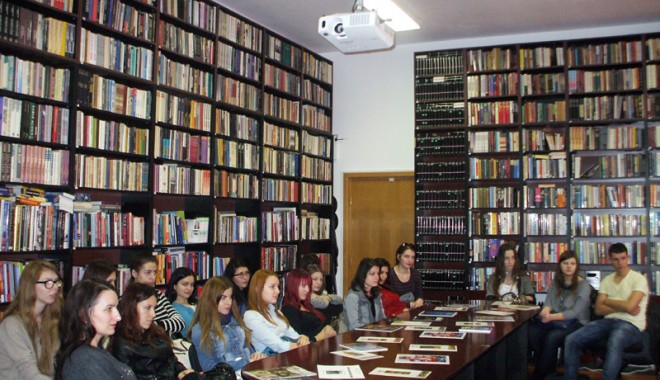 Activități la American Corner - americancorner-1395337778.jpg