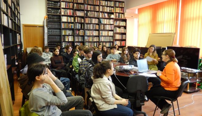Liceenii de la „Decebal” s-au alăturat studenților, într-o activitate interactivă - americancorner-1674228608.jpg