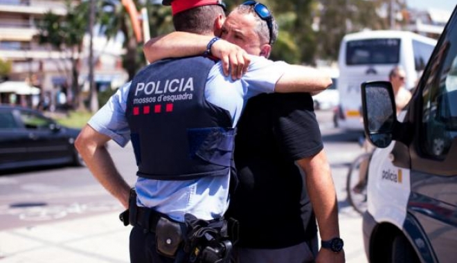 IMAGINEA SĂPTĂMÂNII / POLIȚISTUL EROU! A ucis singur 4 dintre cei 5 teroriști din Spania - anbnjnc9ntkwjmhhc2g9ytyymgqzywri-1503122880.jpg