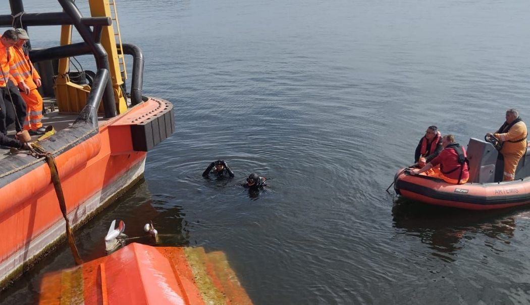 Barca răsturnată în apropiere de Tuzla ar aparține Marinei din Ucraina. Este păzită de luptători antitero - ancheta-ambarcatiune-2-t-1712252666.jpg