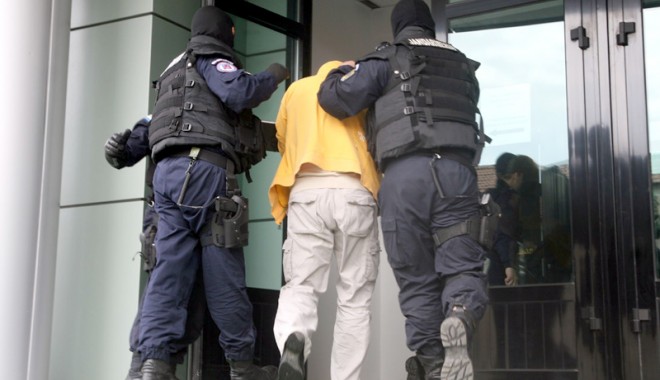 PERCHEZIȚII la suspecți de furt de combustibil și contrabandă cu țigări - anchetadiicot11333478916-1362123576.jpg